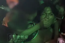 万岁山景区演员遭游客锁喉抢银票，NPC表情痛苦 最后瘫软在地，涉事NPC：可能他们玩得太忘我。景区：他事后依旧热情对待游客 已表扬