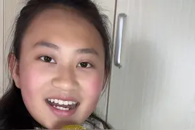 闺女要给爸爸挣零花钱，主动找妈妈唱歌，这丫头还真有一套 #人小鬼大 #人类幼崽迷惑行为大赏 #人类幼崽 #唱歌 #越养越上头的人类幼崽