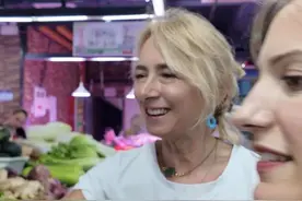 带外国丈母娘游中国… 成功让外国丈母娘用上了中国的移动支付，结果就是乱买一切她好奇的东西#外国人在中国 #跨国家庭日常 #在拍一种很新的vlog #看见100种生活 #老外