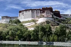 在西藏办理边防证 如何在西藏办理边防证？如何挑选酒店？要不要拍组旱地拔葱？攻略来了#圣地拉萨 #原创视频 #vlog旅游 #边防证西藏 #边防证新疆 来西藏怎么拍出靓照 入住多如仓这里有露台以及景观房都可以看见布达拉宫，距离多如仓1.4km就有边防证可以办理证件，这样去珠峰大本营以及墨脱都可以进出，还可以一道办理新疆境内比如喀什的边防证，办完边防证边上走个几百米就到田村藏香鸡，来当地吃当地美食，如果想吃牦牛火锅可以去大昭寺店的田村酸汤牦牛火锅，吃饭逛八廓街，游览大昭寺都很方便，全是在一起的。