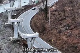 国内乃至世界首个山地列车！都江堰至四姑娘山“都四项目”起于都江堰市区成灌高铁枢纽站，止于阿坝州小金县四姑娘山镇，线路全长123.18公里，概算总投资215.89亿元，全线共设车站12座，正线为双线，行车最高速度120公里/小时，齿轨路段30公里/小时，牵引种类采用第三轨供电，具有爬坡能力强、占地面积小、地形适应能力强、绿色低碳、安全可靠等显著优点#都四铁路 #超级工程 @抖音短视频 @抖音媒体内容优推官 @抖音创作者大会 @DOU+上热门视频封面