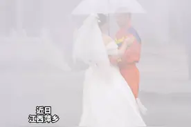 消防员拍婚纱照，队友大喊加压 #消防队的欢乐时光 （供稿：经开大队 涂佳欣）视频封面