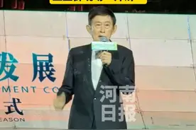 6月26日晚，2025河南省文化旅游发展大会文化旅游消费季启动仪式上，河南大学文学院教授、博士生导师王立群现场“开讲”，以饱含赤子深情的讲述，向观众介绍开封的历史。“在开封举行2025河南省文化旅游发展大会，让我感到非常兴奋，希望河南旅游越来越好！”（记者 蔡迅翔 郭歌）