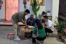 甘肃美食~凉粉 释怀是每个人一生的必修课 我一直觉得，后悔就是在欺负以前的自己，人不可能每一步都正确，我不想回头看，也不想批判当时的自己，没什么好抱怨的，我大大方方地为我的认知买单，也没什么好自责的，如果重来一次，以我当时的阅历和心智，还是会做出同样的选择，我们不能站在现在的高度去批判当时的自己，你要知道，人生没有白走的路，我始终相信，所有的遗憾和痛苦都是应该经历的人生永远没有正确的选择，要让选择变得正确，山有顶峰。湖有彼岸，在人生漫漫的长途中，万物皆有回转。所以山确实有顶峰但路是没有终点的，当我们不再与过去的事物纠缠，脚下的土地会生长出新的可能，最好的人生，从来不是修正旧的剧本，而是带着所有的故事，认真写好当下这一页#记录生活 #我的乡村生活 #美食 #2025新农人 #抖音新农人视频封面