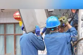 记者从国网甘肃省电力公司获悉，截至8月9日18时，兰州市榆中县受灾地区约8成供电台区及住户已恢复供电。目前，受灾最严重的马莲滩村区域受道路影响正加紧抢修。预计8月9日20时可完成受灾群众的供电工作。（甘肃交通广播 应急广播记者 刘晓）