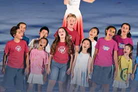 春晚《玉盘》走红的大凉山妞妞合唱团，和外国小朋友一起唱响世运会开幕式，留守儿童的她们不会英语，就用汉字标注发音，副导演:时间紧用了笨办法，但这群孩子很真实#成都世运会