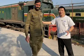 今天和大个子体验了下巴基斯坦的火车，真没想到他第一次坐火车，期待我们的中国之旅#巴基斯坦 #巴铁 #中巴友谊视频封面