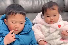 妹妹这么会撒娇，哥哥哪里挡得住呦……☺️ #这个冬天成为你的暖宝宝#妈咪新风向