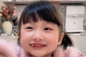 她真的好快乐呀 吃个饭叭叭叭个不停#宝宝吃饭 #自主进食 #萌宝小吃货视频封面