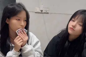 趣味游戏炸金花。没牌你们就投@沙雕表妹 @沙雕姐妹酒局  #沙雕女孩欢乐多 #视频纯属娱乐请勿模仿 #意想不到的结局 #是时候展现真正的技术了 #扑克牌的各种玩法视频封面