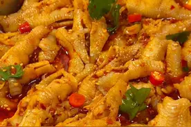 🔥好吃到原地出摊｜酸辣无骨柠檬鸡爪‼️ 酸辣开胃 好吃到根本停不下来！ 做法：  准备20个鸡爪 剪掉指甲 冷水下锅  加葱姜料酒 煮开撇去浮沫 焯水10分钟捞出 放入冰水中泡1小时  鸡爪划刀去骨备用 碗里放蒜末 辣椒面 白芝麻 泼热油  加5勺生抽 5勺香醋 1勺老抽 2勺蚝油 2小勺白糖 1小勺鸡精 适量纯净水 适量雪碧 搅拌均匀 鸡爪里加去籽的柠檬片 香菜段 葱花 倒入料汁 抓拌均匀 放冰箱腌制两小时更入味#好吃到停不下来 #抖音美食推荐官 #柠檬鸡爪 #鸡爪的神仙吃法 #好吃到爆