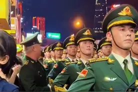 中国仪仗队震撼亮相越南，当地民众热情呐喊欢迎，全球各地网友直呼：帅炸了，威武霸气！#解放军仪仗司礼大队亮相越南 #中国仪仗队亮相越南 #中国仪仗队 #正能量 #越南视频封面