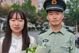 两年1200公里的异地军恋，我终于坚持下来了。最让我骄傲的，是身边始终都是同一个人。还记得去年九月，你参加役前训练失联的那两周，我初到上海读研，面对陌生环境和学业压力，几乎每天都会忍不住掉眼泪。但每次你一发手机，总会第一时间联系我；哪怕只有十来分钟，你也总会先打给我。为了不让自己胡思乱想，我努力变得更独立，学会一个人处理很多事情。我们见了面，哪怕只有四小时，却足以让我开心一整周。你总把津贴转给我，而我也学会精打细算，一个人坐火车、赶红眼航班。这段感情能走到今天，靠的是彼此绝对的信任、坦诚的沟通和时刻给足对方的安全感。所有的艰难都已过去，愿未来都是甜。也祝愿所有经历异地军恋的人，终成眷属。#退伍季接站 #异地恋 #爱情