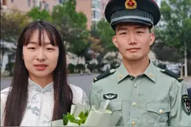 两年1200公里的异地军恋，我终于坚持下来了。最让我骄傲的，是身边始终都是同一个人。还记得去年九月，你参加役前训练失联的那两周，我初到上海读研，面对陌生环境和学业压力，几乎每天都会忍不住掉眼泪。但每次你一发手机，总会第一时间联系我；哪怕只有十来分钟，你也总会先打给我。为了不让自己胡思乱想，我努力变得更独立，学会一个人处理很多事情。我们见了面，哪怕只有四小时，却足以让我开心一整周。你总把津贴转给我，而我也学会精打细算，一个人坐火车、赶红眼航班。这段感情能走到今天，靠的是彼此绝对的信任、坦诚的沟通和时刻给足对方的安全感。所有的艰难都已过去，愿未来都是甜。也祝愿所有经历异地军恋的人，终成眷属。#退伍季接站 #异地恋 #爱情