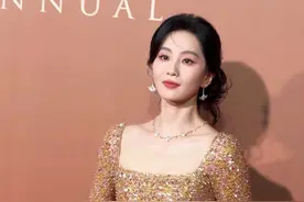 #刘诗诗 粉金渐变礼裙亮相 被姐美晕！！！#中国时尚产业盛典 #时尚中国之夜视频封面