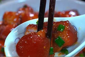 红烧肉是一个很普遍的家常菜，人人都爱吃，但是怎样做才肥而不腻，软糯入味呢？很多人都做错了#红烧肉 #糖色 #家常菜