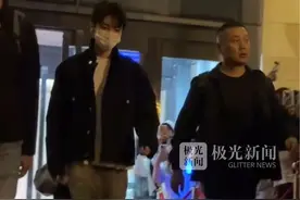 王俊凯生日第二天抵达哈尔滨，大批粉丝前来接机秩序井然！