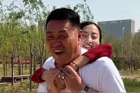 与公婆一起逛公园，公公背起我的那一刻是幸福的，结婚五年了，公婆一直对我是如闺女，感谢公婆的疼爱与包容，愿天下所有公婆与儿媳相处的更好更融洽#我的乡村生活 #记录真实生活 #公公与儿媳#好公婆与好儿媳是相互的 #原创视频封面