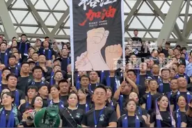 “苏超”为“村超”加油！中国人的团结再一次具像化了#热点 #榕江 #村超 #苏超 #比赛现场视频封面