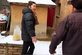 大爷大妈在地下房子住了几十年，不舍得搬出去，他们说哪怕外面大雪纷飞，窑洞里也是四季如春，常年恒温#……#地坑院 #窑洞#乡愁记忆 #农村生活 #人间烟火视频封面