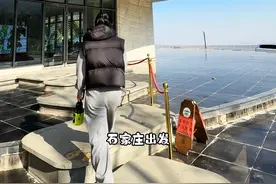 远洋观山到龙泉寺的小众玩法路线！ ✨打免费💦山泉水，爬矮矮的⛰️山，吃🍲大锅菜！  ☕️售楼部里面有☕️咖啡馆，也能看书📖还有厕所🚽  🍚吃饭的地方在修建餐厅，工期大概到明年五月份，现在也营业，就是在院子里吃，介意的自带吃食。中午肯定营业，晚上不确定，要是去吃，可以提前去定一下。  🏃‍♂️向下的栈道对老人孩子👶都没难度。往上爬是能到长城外边，进不了长城，没有正经路都是人走出来的，孩子小的不建议上去，而且沿途卫生状况不是太好。  🚗距市区五十分钟车程，有停车场。 #这么近那么美周末到河北 #石家庄游玩推荐 #亲子游玩好去处 #爬山 #旅行推荐官