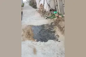 早起在监控看见房子后边黑乎乎的东西，以为是什么呢？赶紧起来看看，原来是化粪池里面的脏东西流出来了，马上就要流到地基里面去，赶紧过去挖了土堵住，以前我们没有在家的时候不知道留到我们墙根多少次了，就这还有网友喷我，嫩家的地基太高了，叫你们看看，我家的房子都是七几年建的老房子，后面修路越来越高，地基低的跟坐坑里一样，一下午雨雪水全部倒灌我家后墙，重新建房地基肯定要高一点，就这也有人喷！所以说天有眼地有门，坏种要进地狱的门，人恶人善天不怕，老天会把你拿下！#农村生活 #盖房子 #化粪池 #农村修路