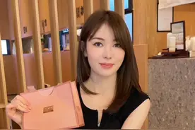 认识你的时候还是女孩，当然现在你在我眼里还是女孩❤️，从女孩到妻子在到母亲，你今天成为了这个节日的主角，所以在这个特殊的日子里我们父子俩都要跟你说声，辛苦了！因为有你我成了最幸福的老公，因为有你轩宝成了最幸福的小朋友😄@琪儿 @轩轩 哥哥