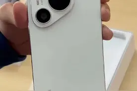 救命！华为Pura70美到失语！颜值性能双杀直接封神！   家人们！华为这次真的放大招了！Pura70一登场直接美到心巴上，性能还强到离谱，这波堪称「科技与美学」的史诗级联姻！不冲真的会后悔系列！   🌌 绝美外观，行走的时尚大片   华为Pura70的工业设计简直是艺术品！流畅线条如绸缎般优雅，完美贴合手掌的人体工学弧度，握感舒适到不想放下。全新配色方案搭配羽砂工艺，在阳光下泛着细腻柔雾光泽，光影流转间高级感爆棚！不管是通勤路上还是聚会C位，随手一拿就是焦点，时尚博主看了都要疯狂求同款！   📷 影像王者，随手拍出电影质感   这哪是手机，分明是移动的专业影棚！超高像素主摄+华为自研影像算法王炸组合，拍风景时，山河壮丽尽收眼底；拍人像时，肤质细腻堪比精修。最绝的是夜景模式，暗部细节纤毫毕现，高光压制精准，随手一拍就是氛围感拉满的大片！发朋友圈直接刷屏，点赞数狂飙到停不下来！   💥 性能狂飙，流畅到起飞   搭载超强处理器，性能直接拉满！APP秒开、多任务切换丝滑如德芙，玩大型手游帧率稳如泰山，技能释放行云流水；追剧时4K画质流畅播放，沉浸感直接拉满；处理复杂办公任务也不在话下，专业软件秒响应，妥妥的生产力神器！   🔋 续航战神，电量焦虑退散   超大容量电池+智能省电黑科技，轻松扛住一整天重度使用！就算电量告急也别慌，超快闪充技术让手机喝杯咖啡的时间就能满血复活，彻底告别电量焦虑！想怎么玩就怎么玩，时刻保持满电状态！   华为的品质和服务一直靠谱到让人安心！Pura70不仅是一部手机，更是全方位贴心守护！别犹豫了，这波入股不亏！赶紧拿下这款宝藏神机，解锁超精彩智能生活！   #华为Pura70 #数码科技天花板 #高颜值手机#520礼物首选 #科技美学巅峰@DOU+小助手