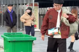 博物馆外  直面压力专注捡瓶子的年轻人#捡废品#时尚穿搭 #生活感悟视频封面