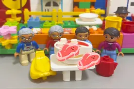 益智早教，爷爷奶奶，爸爸妈妈一起吃美食#过家家玩具视频视频封面