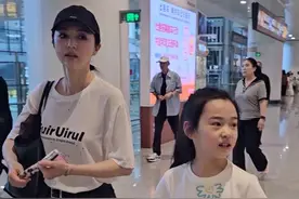 董璇小酒窝 又见到酒窝啦小嘴叭叭说个不停说她最爱吃薯条了#董璇 #董璇女儿 #董璇女儿好可爱 #路透 #俏皮可爱