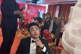 #新婚现场 新郎一哥人残智不残，情商高，整个婚礼感动了所有人，当他用衣袖给姐姐擦眼泪的时候，全场泪奔，当他一瘸一拐牵着新娘走向舞台，也走向他们美好的未来，也给了三年的恋爱一个圆满的交代，#姐弟恋 @一哥生活号视频封面