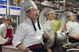 我也曾一身傲骨不低头 奈何前路沾满了愁 漫天风沙压我锋利眼眸 俯身求难路好走