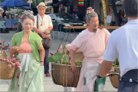 长沙街头的荷花爷爷限时返场！ 近日，80岁的辰爷爷和奶奶在开福寺 免费给大家送荷花🪷   大家有没有偶遇到爷爷奶奶的，评论区告诉我 #传统文化 #80岁汉服爷爷送荷花 #长沙 #资阳汉服文化 #热门   出镜 : @辰老爷子   ，@辰辰奶奶   致谢