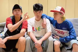 五哈收官唱鹿晗《我们的明天》邓超、陈赫泪洒现场 ，邓超回应和鹿晗吃饭“反正就是在一起呗”， #邓超晒与陈赫鹿晗合照问变没变 陈赫也发文晒照“还行 感觉都还年轻了”。 #邓超陈赫鹿晗 #邓超唱我们的明天泪崩视频封面