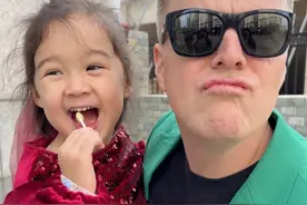 遛娃届的天花板，绿叶蛋儿哥，他来了！ #外国女婿铁蛋儿 #接送娃 #亲子时光 #埃安UT视频封面