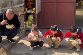 做饭两小时，吃饭十分钟，一顿饭吃掉两斤面，爷爷的养老金都快吃空了#哎呀妈呀太香了 #农村生活 #龙凤三胞胎视频封面