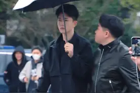 张百乔陪18岁弟弟参加考试，走在一起弟弟比哥哥高半个头，弟弟冯元辽宁省表演统考第四#张百乔 #张百乔弟弟 #浙传 #艺考