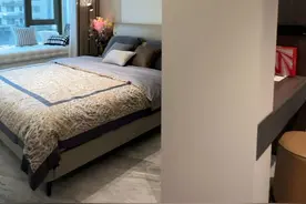 我后悔了！后悔只有主卧做了床尾柜，其他卧室没做床尾柜！入住后收纳真的太香了！开间只有3.6米，就用梳妆台屏风隔开卫生间门对床，落地后效果真的太惊艳了！一年四季的衣服都不怕没地方放，姐妹们放心冲#装修 #主卧卫生间对着床  #主卧 #衣帽间设计 #床尾柜视频封面