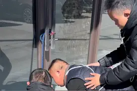 打球打着好好的，突然都没动静了，所有孩子都围着狗狗要球，哈哈哈哈哈哈哈#喜宝儿洗车 #南通喜宝儿 #喜宝儿的辉哥 #喜宝儿的日常 #唐氏综合征视频封面