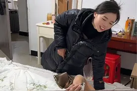 记录二婚生活 就是这样的一份工作，让我再离婚的时候敢带走三个孩子、也是有了这份工作，让我敢带着三个孩子选择了二婚、虽然每天赚的钱只够生活费，、但这也是我的保障和底气、现在每天加班到11:0、也可以赚450块钱、我们努力赚钱的意义就是在父母需要你的时候，你不要除了泪水、一无所有、不要在孩子需要你的、你除了惭愧，一无所有、现在我们的生活很简单，圈子越来越小、每天两点一线，按时上班、按时下班、没有不快乐，也没有很快乐、这就是当下的生活！#记录真实生活 #二婚的生活 #工厂实拍视频 #夫妻日常 #情感视频封面