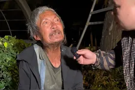 深夜在三亚街头遇到一位流浪英语教师，他说“Nothing is too difficult if you put your heart into it”，他已经年近花甲，却还在努力学习英语，真是世上无难事，只怕有心人，他的这份坚持，真的值得我们每个人学习。视频封面