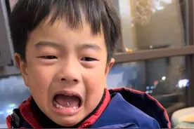 孩子被小猫抓的眼泪哗哗流 #宠物和孩子 #猫和孩子视频封面