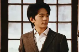 丁真一身西装配绿松石耳环，有种青涩走向成熟的感觉，已经可以拿捏各种西装造型了#丁真#丁真超绝西装杀#成长#蜕变#四川卫视视频封面