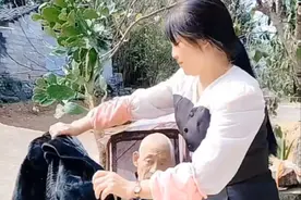 爸走了，我的心碎了，在陪爸爸最后两个晚上，从此再也听不见爸的声音，看不见您的身影，2025.4.21我披麻戴孝.双漆跪地，将您归于尘土，从此我再无爸爸了，您长眠，我长念！经历过了才知道失去爸爸那种撕心裂肺的痛，爸爸离去了让我难以接受，不敢相信您就这离开我们了，以后想您只能看看您和我拍的视频默默流泪，我知道这样对你是一种解脱，可是我舍不得您，愿天堂再无病痛，爸爸一路走好😭😭😭#失去亲人的痛 #从此我再无父亲了#心里好难过 #抖音广告分成计划 #创作者伙伴计划@DOU+小助手视频封面