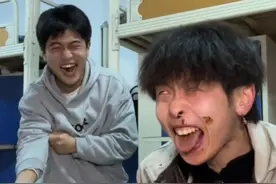 一想到他们过会什么样我就想笑#反转剧情 #整蛊 #痛苦面具 #男生宿舍视频封面