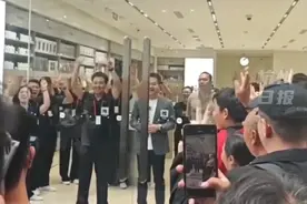 #小米17破2025年国产手机首销纪录！ 今日小米17系列开启首销，小米官方公布战报！#主播说新闻