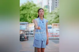 捡手机该不该要好处？ 女孩在学校门口捡到手机，归还后发现手机坏了，让赔偿，该赔吗？#手机 #拾金不昧 #冤枉 #要好处 #小学生视频封面