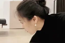 “从来没有一个女人在画布上描绘出如此痛苦的诗意” 电影《好东西》里钟楚曦的cos是墨西哥画家弗里达.卡罗，她的一生充满苦难，却从未放弃生命，她用真诚原始的笔触画出艺术史上从未有的形式。🍷

#佛里达 #电影好东西 #钟楚曦视频封面