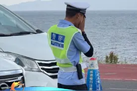 女子和闺蜜游赛里木湖遇帅哥警察，蜀黍看到自己被拍害羞扭脸，网友：新疆文旅开始用美男计了吗？撒贝宁说的对啊，没去过赛里木湖白活了😂#赛里木湖 #最帅交警 #新疆文旅